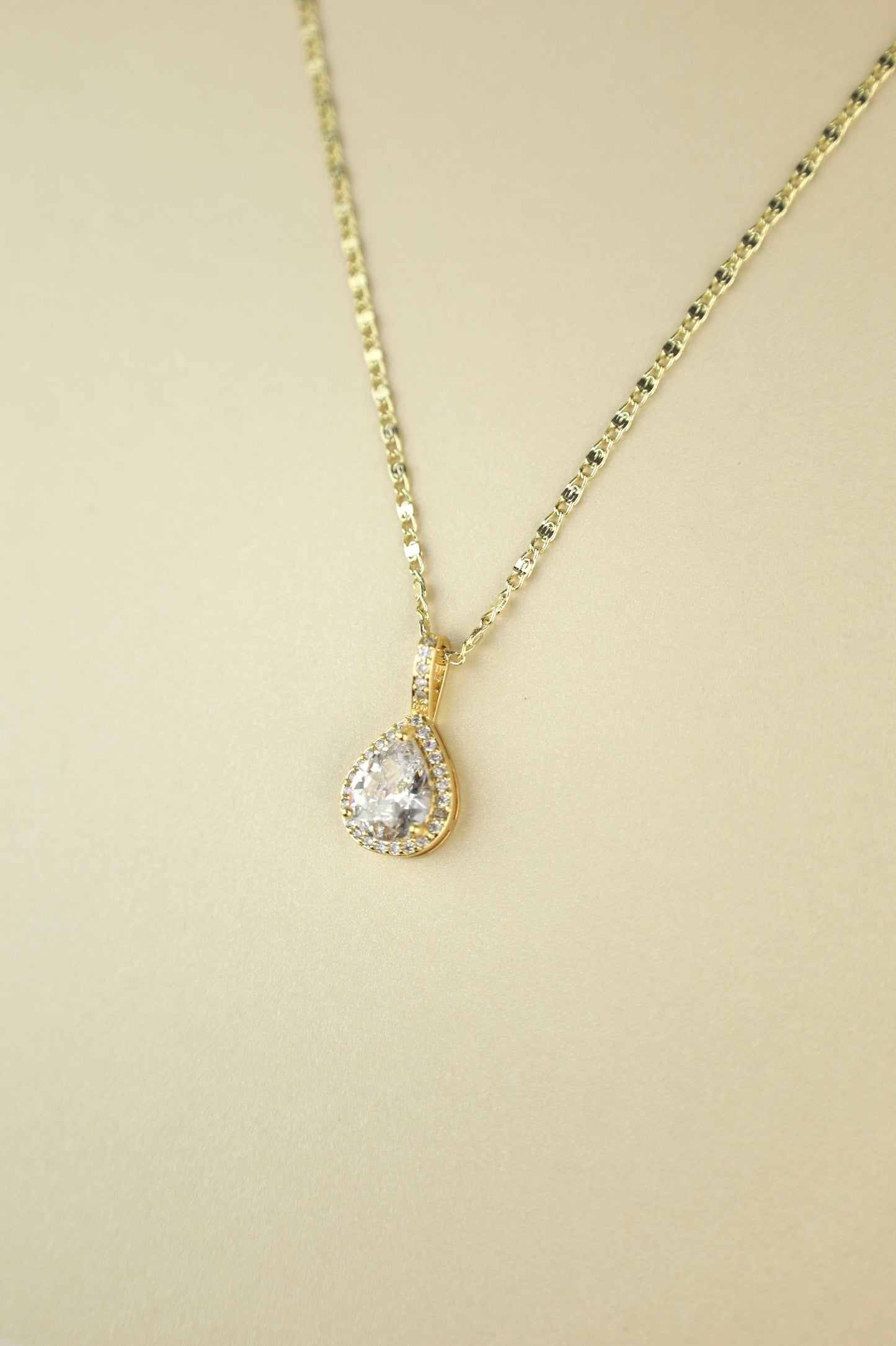 Clio Crystal necklace in gold