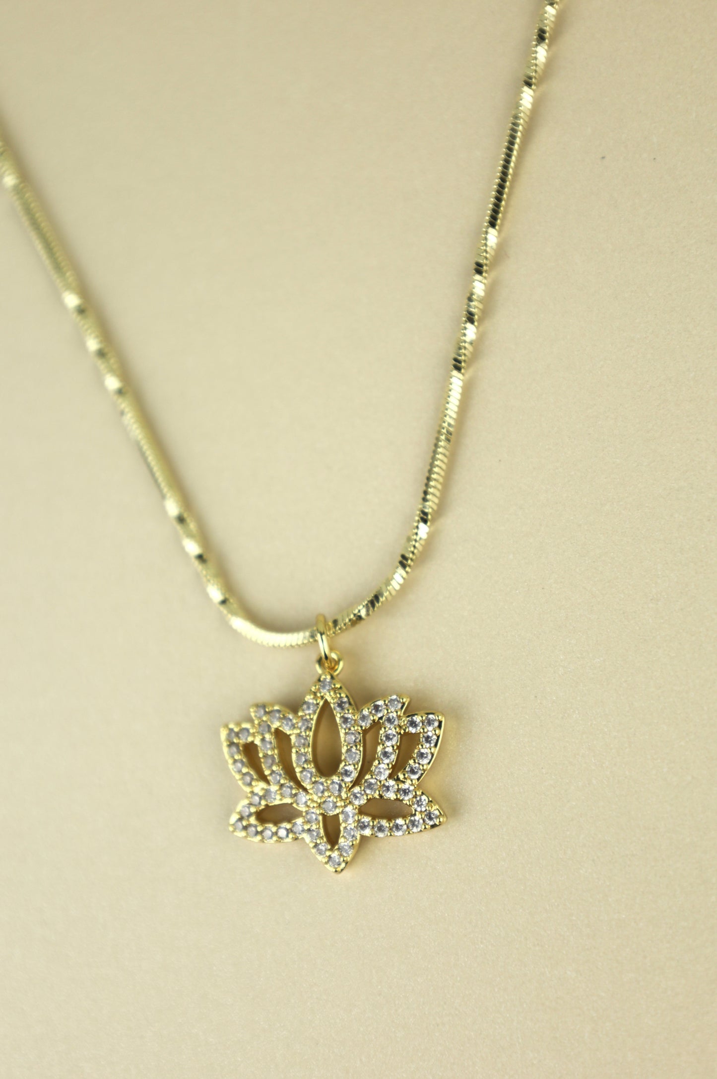 Lotus necklace in gold – Ash&Cort Lotus necklace in gold – Ash&Cort