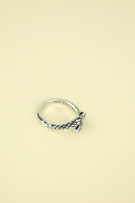 Load image into Gallery viewer, Totem Snake ring in silver
