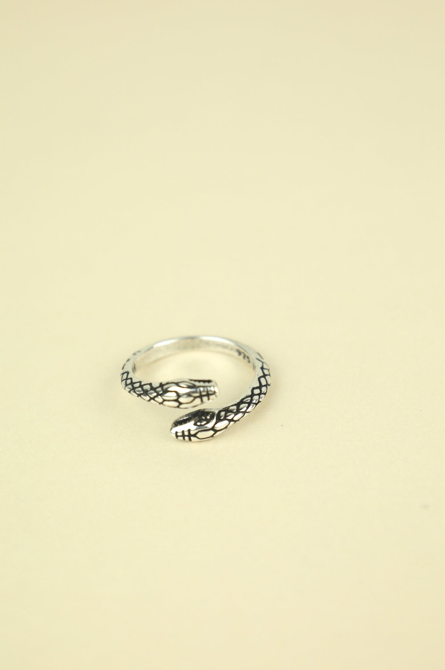 Load image into Gallery viewer, Totem Snake ring in silver
