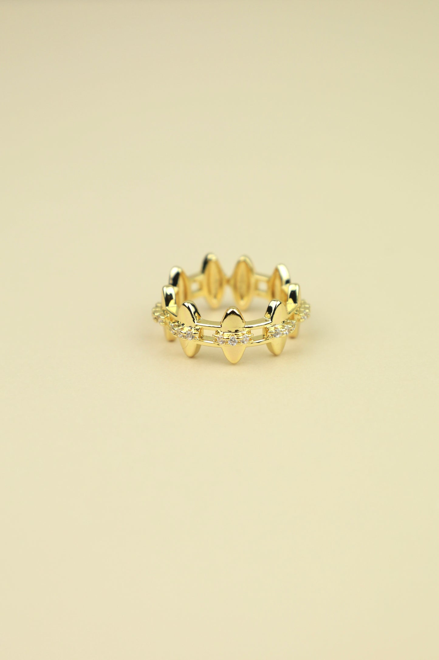 Load image into Gallery viewer, Crown ring in Gold

