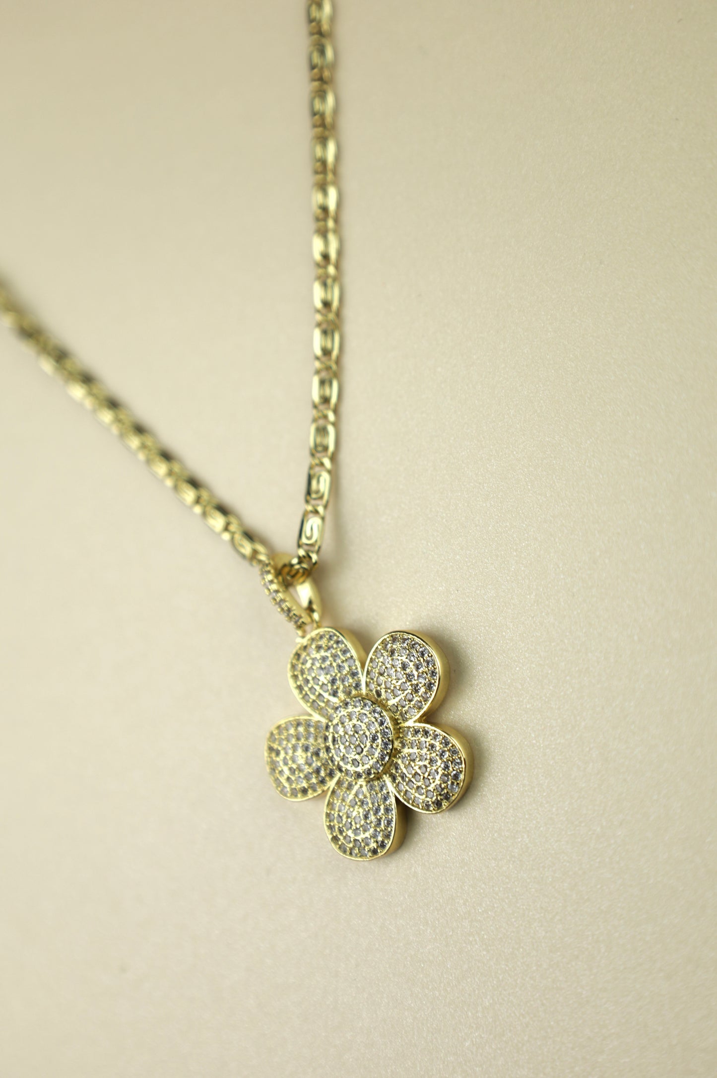 Bloom flower Necklace in gold