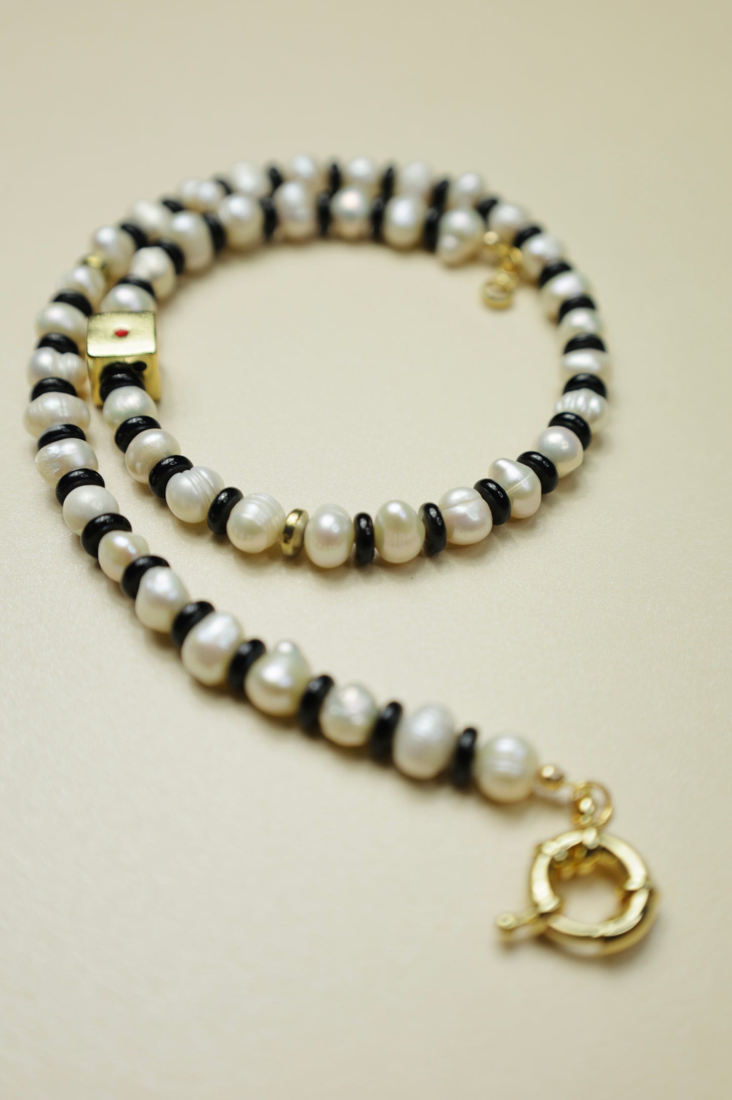 Load image into Gallery viewer, Dice Pearl beaded necklace
