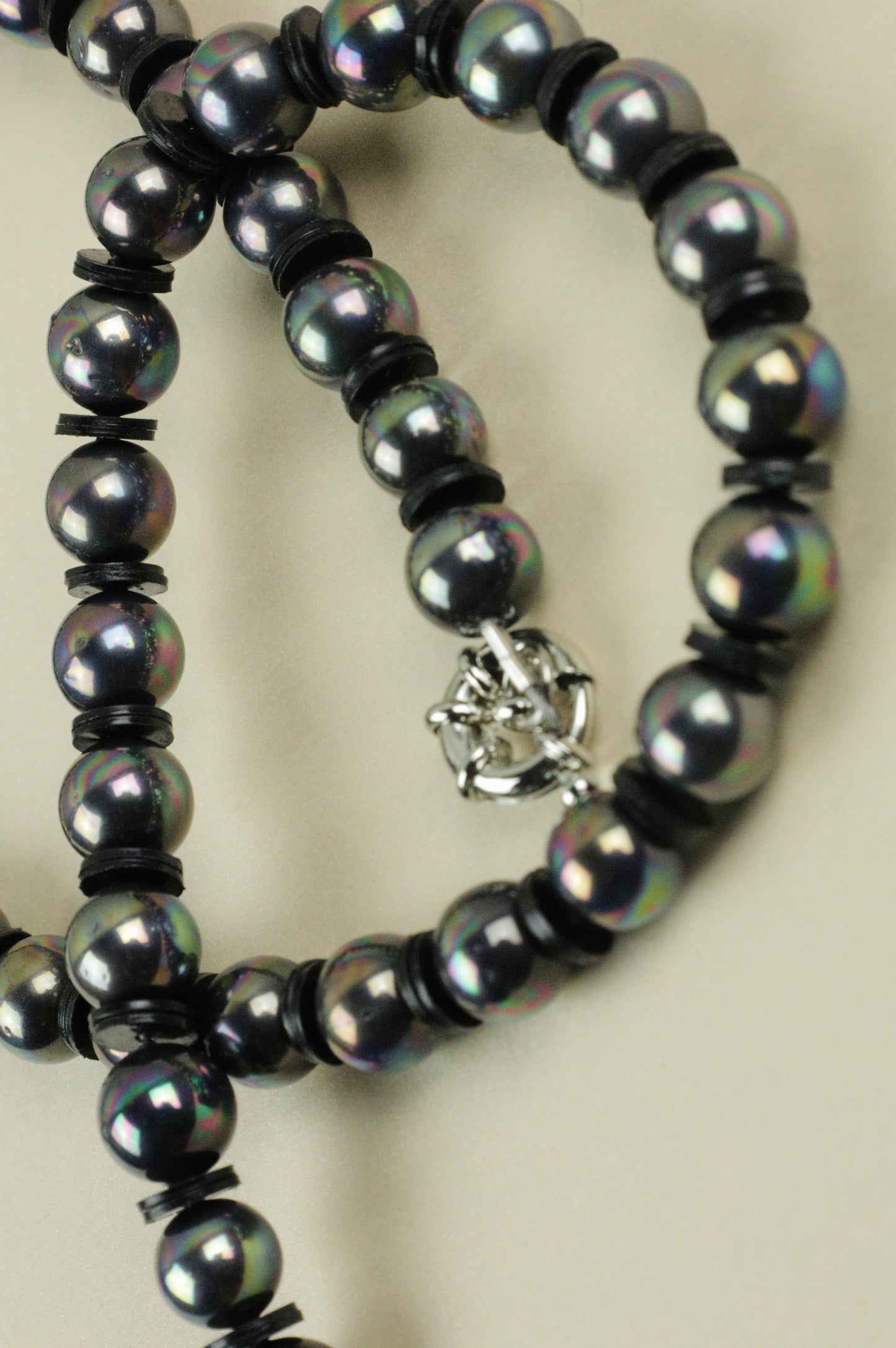 Load image into Gallery viewer, Metallic Silver Pearl beaded necklace
