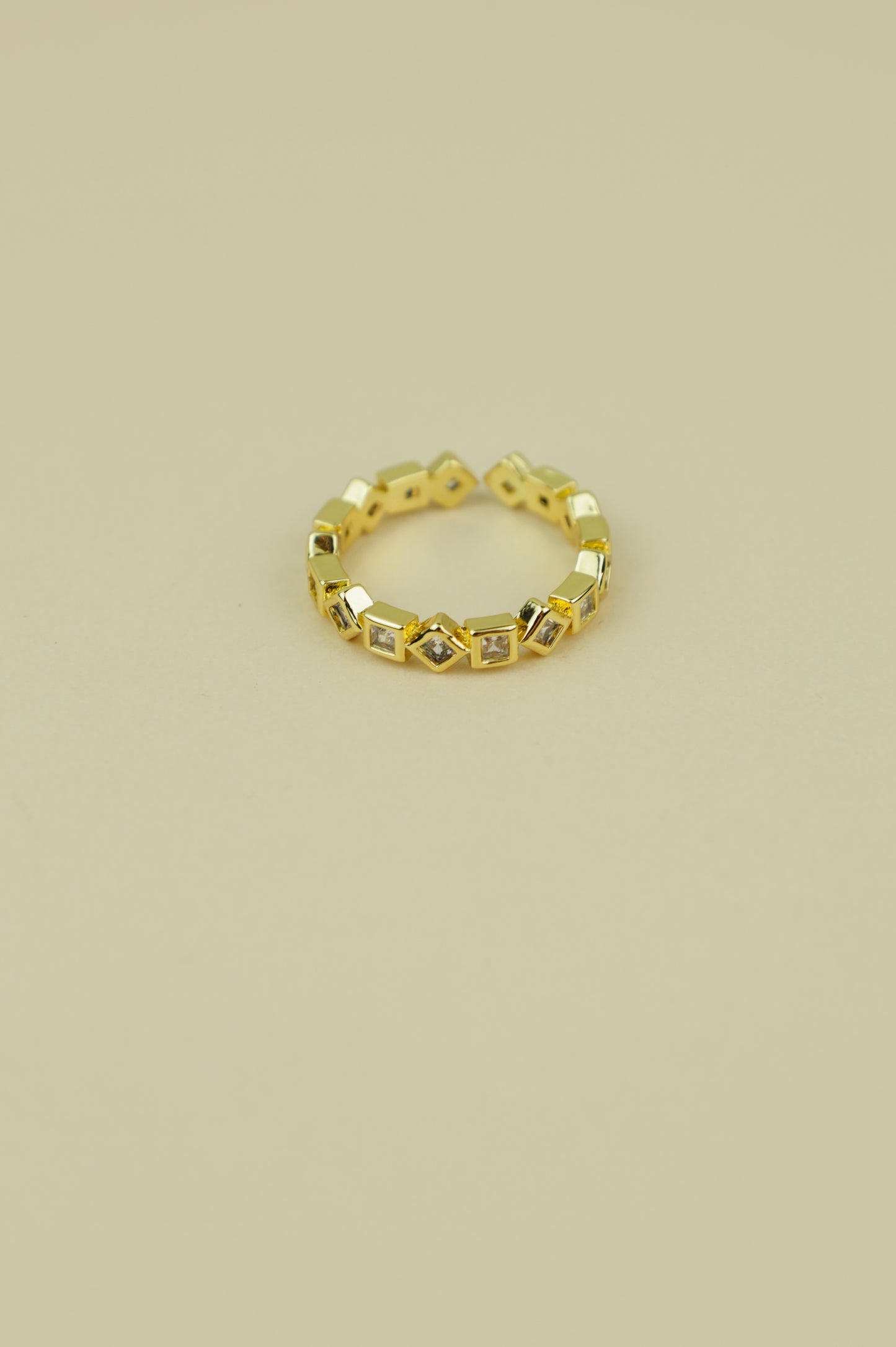 Balance ring in Gold